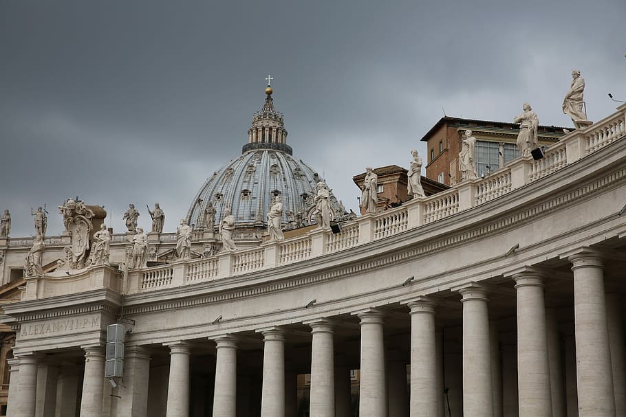 foto della basilica, bianca, blu, costruzione della cupola, grigio, cielo, giorno, architettura, costruzione, cupola, struttura, palazzo, facciata, esterno, statua, Vaticano, nuvoloso, edificio antico, pilastro, Italia, soleggiato, arte, struttura costruita, esterno dell'edificio, governo, destinazioni di viaggio, colonna architettonica, città, nuvola - cielo, turismo, viaggio, natura, il passato, storia, Inquadratura dal basso, nessuno, colonnato, stile classico, neoclassico, 5K