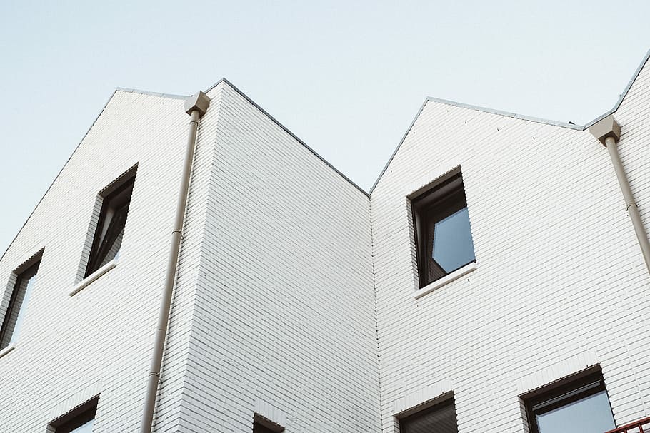cuc, vista a la vista, blanc, concret, casa, casa pintada de blanc, edifici, arquitectura, finestra, Escandinau, exterior de l'edifici, estructura construïda, vista d’angle baix, cel clar, cel, barri residencial, dia, Color blanc, cap gent, modern, naturalesa, ciutat, a l'aire lliure, llum solar, funció de construcció de parets, Propietari de la vivenda, apartament, 4K
