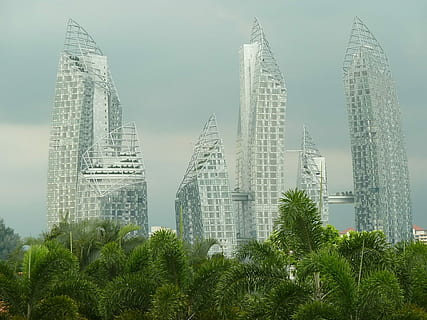 edifici d'argento, circondato, verde, alberi, giorno, argento, edifici, architettura, grattacielo, scena urbana, paesaggio urbano, architettura ed edifici, posto famoso, città, struttura costruita, posizioni di viaggio, skyline urbano, esterno dell'edificio, Torre, destinazioni di viaggio, torri petronas, edificio per uffici, cielo, moderno, all'aperto, albero, nessuno, edificio per uffici esterno, costruzione, pianta, natura, alto - alto, crescita, 720P, CC0, dominio pubblico, privo di copyright
