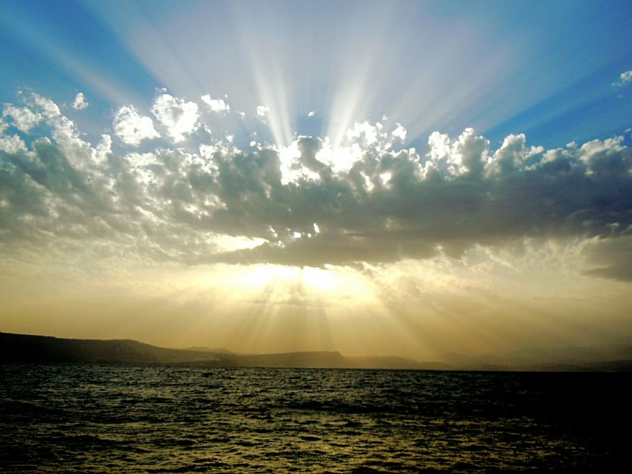 oceano, bianca, nuvole, corpo, acqua, d'oro, ora, nube, mare, sole, cielo, luce del sole, all'aperto, luce, Alba, tramonto, paesaggio marino, Sunray, natura, cielo blu, raggio di sole, nuvola - cielo, scenics - natura, la tranquillità, bellezza nella natura, orizzonte, scena tranquilla, orizzonte sull'acqua, idilliaco, Paradiso, nessuno, riflessione, brillante, riflesso lente, luminosa, illuminata, 4K