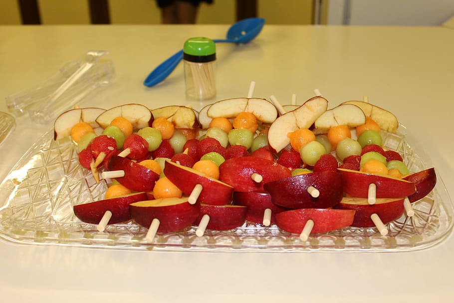 aperitiu, fruita, Kabobs, casament, menjar i beguda, menjar, frescor, alimentació saludable, a l'interior, benestar, natura morta, taula, cap gent, vidre, vegetals, refresc, llest per menjar, copa, equipament per a la llar, vidre - material, beure, amanida, elecció, amanida de fruita, safata, picat, 5K