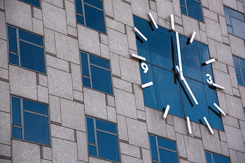 ur, mur, bygning, fem, time, tid, væg, bygning, ure, arkitektur, facade, blå, bygning udvendig, myndighed, vindue, bygget struktur, by, i en række, lav vinkel visning, ingen mennesker, murbygningsfunktion, afspejling, dag, side om side, boligområde, kontor, gentagelse, glas - materiale, udendørs, design, lejlighed, bygning funktion, 5K, CC0, offentligt domæne, royaltyfrie
