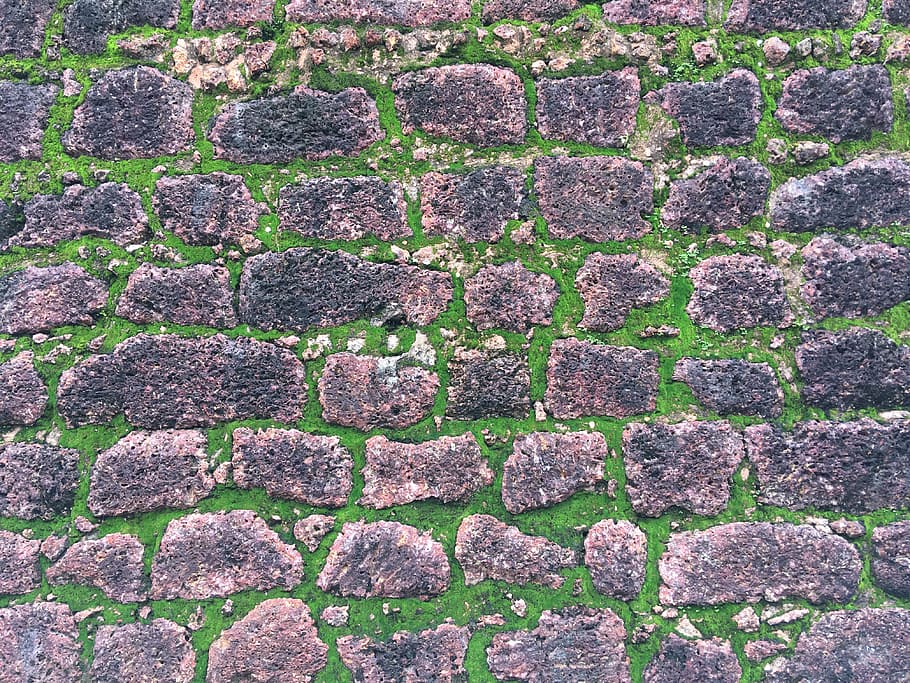 skály, vzor, tráva, přízemní, detail, krychle, podlaha, půda, pevný, kameny, povrch, celý rám, nikdo, den, pozadí, texturou, vysoký úhel pohledu, venku, architektura, stavba, Příroda, hrubý, rostlina, zeď, nástěnný prvek, geometrický tvar, tvar, kamenný materiál, růst, kamenná zeď, 4K