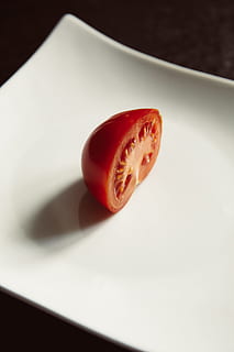 rot, Tomate, Weiß, Keramik, Teller, Scheibe, geschnitten, Obst, gesundes Essen, Lebensmittel, Essen und Trinken, Wohlbefinden, Frische, drinnen, Nahansicht, Stillleben, keine Leute, Studioaufnahme, Kreuzung, Tabelle, High Angle View, saftig, Gemüse, Blutorange, reif, Orange, vegetarisches Essen, Diät halten, 5K, CC0, gemeinfrei, lizenzfrei