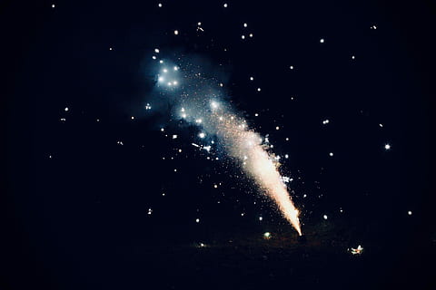 focuri de artificii în timpul nopții, pocnitori noaptea, noapte, cer, stea - spațiu, explodează, foc de artificii, spaţiu, mişcare, arta culturii și divertismentului, galaxie, celebrare, astronomie, natură, eveniment, iluminat, fumul - structura fizică, nici o persoana, în aer liber, vedere unghiulară joasă, expunere lungă, foc de artificii - obiect de om, exploziv, luminozitate, 5K, CC0, domeniu public, fără drepturi de autor