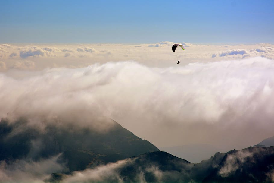 paragliding, skyer, bjerg, flyve, faldskærm, ekstrem sport, flyvende, himmel, Midt i luften, udendørs, natur, sky - himmel, scenics - natur, skønhed i naturen, eventyr, rolig scene, ro, dag, ikke-urbane scene, transportmidler, bjergkæde, ingen mennesker, fugl, 4K