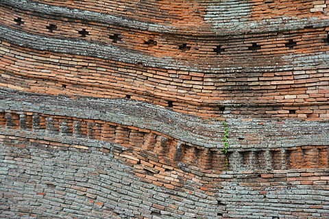 traballante, parete, mattoni, costruzione, storto, vecchio, opere murarie, Casa, architettura, proprietà, muratura, mortaio, sviluppo, esterno, Residenziale, casa di mattoni, costruire, struttura, design, posto, Tailandia, forte, costruzione di edifici, antico, Torre, storia, punto di riferimento, turismo, Vintage ▾, eredità, attrazione, castello, fortezza, mattone, modello, caratteristica della parete, architettura ed edifici, sfondi, esterno dell'edificio, struttura costruita, strutturato, nessuno, fotogramma intero, natura, avvicinamento, legno - materiale, Marrone, ruvido, albero, giorno, tronco d'albero, tronco, modello naturale, all'aperto, legna, pianta, intemperie, corteccia vegetale, venatura del legno, anello degli alberi, 5K, CC0, dominio pubblico, privo di copyright