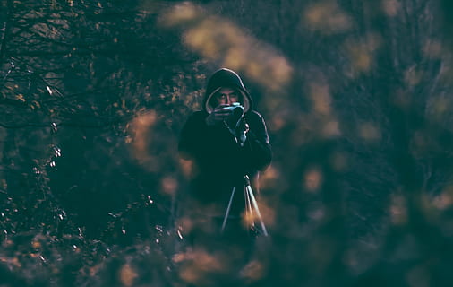 persona, negre, dessuadora, mig, arbres, càmera, fosc, bosc, home, fotògraf, temes de fotografia, càmera - equip fotogràfic, fotografiar, una persona, tecnologia, planta, enfocament selectiu, persones reals, equip fotogràfic, activitat, celebració, terra, vista frontal, activitat d'oci, de peu, comunicació, naturalesa, estils de vida, tecnologia sense fils, a l'aire lliure, càmera digital, 2K, CC0, domini públic, lliure de regalies