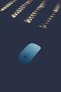 Mela, mouse magico, topo, tecnologia, in casa, avvicinamento, nessuno, blu, controllo, vista dall'alto, natura morta, comunicazione, Colore bianco, connessione, concentrarsi sulle conoscenze acquisite, musica, singolo oggetto, cultura artistica e intrattenimento, scienza, colore nero, messa a fuoco selettiva, copia spazio, forma geometrica, materiale elettrico, 5K, CC0, dominio pubblico, privo di copyright