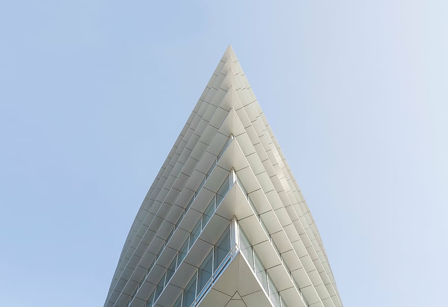 blanc, edifici, durant el dia, estructura, cel, núvols, infraestructura, finestra, establiment, hotel, ciutat, urbà, arquitectura, vidre, blau, forma de triangle, cel clar, estructura construïda, dia, cap gent, modern, a l'aire lliure, exterior de l'edifici, vista d’angle baix, forma, naturalesa, disseny, patró, còpia espai, Color blanc, forma geomètrica, exterior d’edifici d’oficines, gratacels, 5K