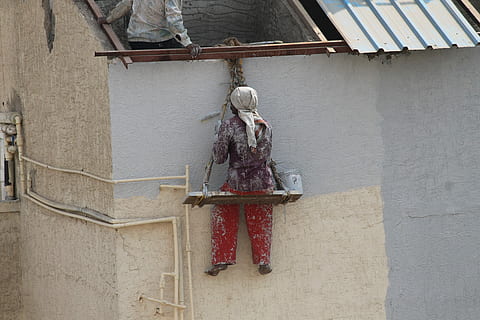 arbejde, farligt, hængende, arbejdere, industri, industriel, konstruktion, person, beskyttende, arkitektur, bygget struktur, rigtige mennesker, bygning udvendig, bagfra, en person, dag, bygning, tøj, udendørs, fuld længde, hus, boligområde, murbygningsfunktion, livsstil, natur, Kvinder, traditionelle tøj, 4K, CC0, offentligt domæne, royaltyfrie