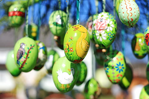 shallow, focus photo, assorted, green, egg, hanging, decoration lot, easter egg, easter, easter eggs, easter egg painting, colorful, spring, decoration, easter decor, color, deco, easter well, close, hand painted, celebration, holiday, multi colored, focus on foreground, no people, art and craft, close-up, holiday - event, animal representation, food, creativity, representation, retail, festival, 4K, CC0, public domain, royalty free