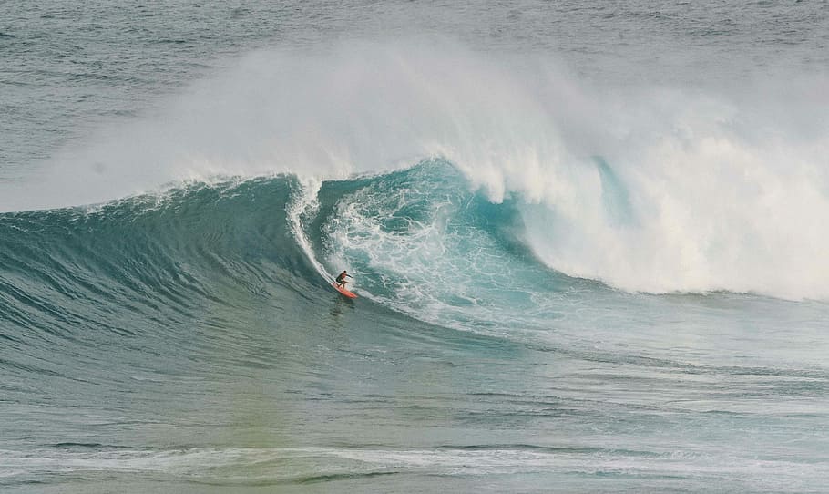 persona surfant, taronja, taula de surf, hora del dia, persona, surf, dia, temps, mar, onada, aigua, naturalesa, blau, navega, esport, velocitat, davant del mar, moviment, esport aquàtic, bellesa a la natura, gent, poder, poder a la natura, persona irreconeixible, escenics - natura, homes, a l'aire lliure, 2K