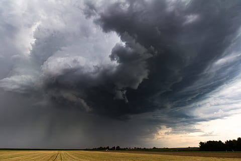céu, Sombrio, branco, nuvens, natureza, panorama, frente, nuvem, super celular, rfd, tempestade, base de nuvem, updraft, precipitado, nuvens escuras, humor, ameaçador, místico, humor clima, nuvens de tempestade, cloudscape, trovoada, forma de nuvens, nuvem - céu, beleza na natureza, scenics - natureza, Nuvem de tempestade, meio Ambiente, nublado, tranquilidade, céu dramático, cena tranquila, campo, ninguém, terra, poder na natureza, agua, ao ar livre, Clima extremo, chuva, sinistro, 4K, CC0, domínio público, royalty free