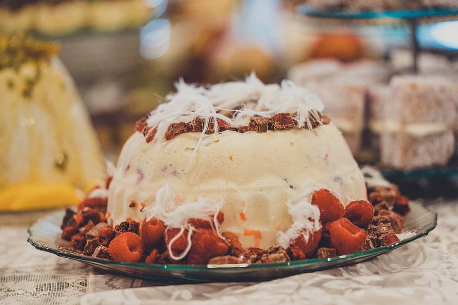 al forno, caked, piatto, Pasticcino, fragole, piatto di vetro, torta, dolce, lampone, frutta, gelato, cibo e bevande, cibo, cibo dolce, freschezza, avvicinamento, concentrarsi sulle conoscenze acquisite, indulgenza, pronto a mangiare, tentazione, in casa, nessuno, natura morta, mangiare malsano, tavolo, celebrazione, torta di Natale, 5K