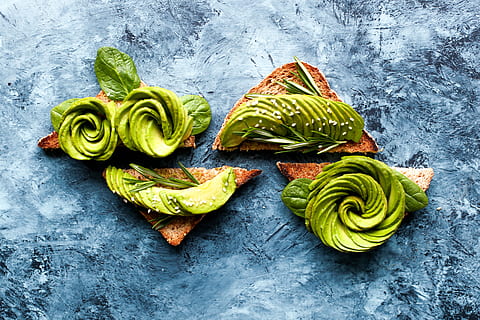 verdure affettate, affettato, verdure, superiore, pane loft, avocado, rosa, crostini, cibo, colore verde, freschezza, avvicinamento, natura, foglia, in casa, nessuno, girato in studio, cibo e bevande, mangiare sano, verdura, benessere, natura morta, vista dall'alto, tavolo, direttamente sopra, legno - materiale, strutturato, parte vegetale, frutta, 5K, CC0, dominio pubblico, privo di copyright