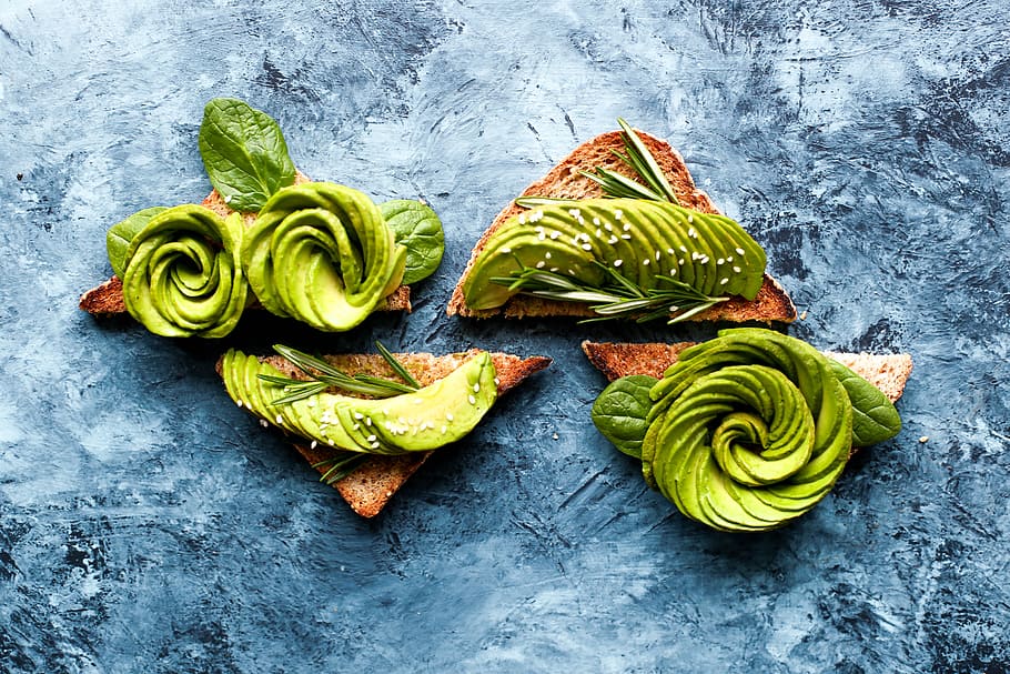 verdure affettate, affettato, verdure, superiore, pane loft, avocado, rosa, crostini, cibo, colore verde, freschezza, avvicinamento, natura, foglia, in casa, nessuno, girato in studio, cibo e bevande, mangiare sano, verdura, benessere, natura morta, vista dall'alto, tavolo, direttamente sopra, legno - materiale, strutturato, parte vegetale, frutta, 5K