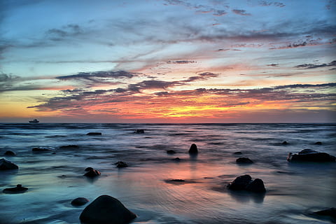strand, skyer, daggry, skumring, idyllisk, ocean, klipper, naturskøn, hav, marinemaleri, kysten, himmel, vand, solnedgang, natur, kystlinje, sky - himmel, landskab, sol, afspejling, solopgang - daggry, scenics, sommer, sollys, skønhed i naturen, udendørs, scenics - natur, horisont over vand, horisont, bevægelse, klippe, solid, orange farve, rolig scene, jord, rock-objekt, ro, 2K, CC0, offentligt domæne, royaltyfrie
