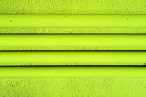 groc, simple, paret, monocolor, minimalista, fons, patró, resum, color verd, marc complet, cap gent, textura, estructura construïda, dia, funció de construcció de parets, primer pla, herba, arquitectura, color vibrant, ratlles, multicolor, naturalesa, a l'aire lliure, pintura, fons de colors, 5K, CC0, domini públic, lliure de regalies