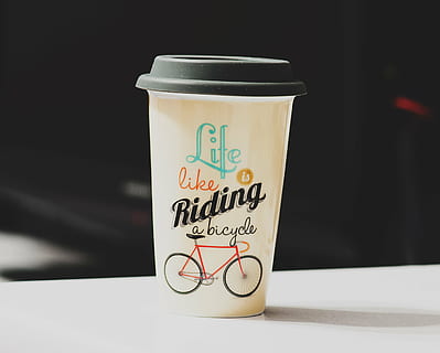 wit, zwart, plastic beker, kop, papier, koffie, afhalen, kop koffie, drank, cafe, heet, espresso, bericht, latte, Notitie, cappuccino, retro, drinken, cafeïne, mokka, bruin, koffie - drankje, tekst, binnenshuis, wegwerp beker, mok, houder, westers schrift, communicatie, koffiekop, eten en drinken, beschikbaar, enkel object, verfrissing, tafel, stilleven, geen mensen, detailopname, zwarte achtergrond, niet-alcoholische drank, 2K, CC0, publiek domein, royaltyvrij