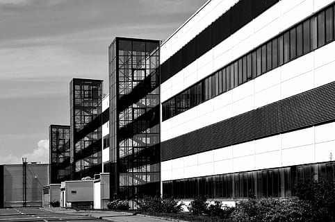fotografia en escala de grisos, edifici, fàbrica, línia, vidre, composició, senzillesa, negre, corbes, estructura construïda, exterior de l'edifici, arquitectura, cel, ciutat, oficina, naturalesa, dia, cap gent, modern, núvol - cel, a l'aire lliure, exterior d’edifici d’oficines, vista d’angle baix, vidre - material, finestra, llum solar, carrer, reflexió, 4K, CC0, domini públic, lliure de regalies