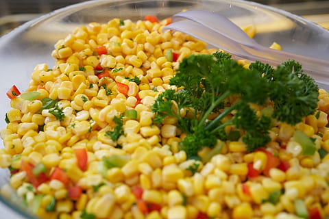 blat de moro, amanida, curry, saludable, menjar, verdures, cuina, nutrició, pebre vermell, cogombre, frisch, vegà, vegetarià, vermell, vegetals, menjar i beguda, enfocament selectiu, alimentació saludable, benestar, frescor, estri de cuina, a l'interior, primer pla, cap gent, utensili per menjar, llavor, cigró, pèsol verd, herba, llest per menjar, cullera, blat de moro dolç, menjar vegetarià, sopar, 5K, CC0, domini públic, lliure de regalies
