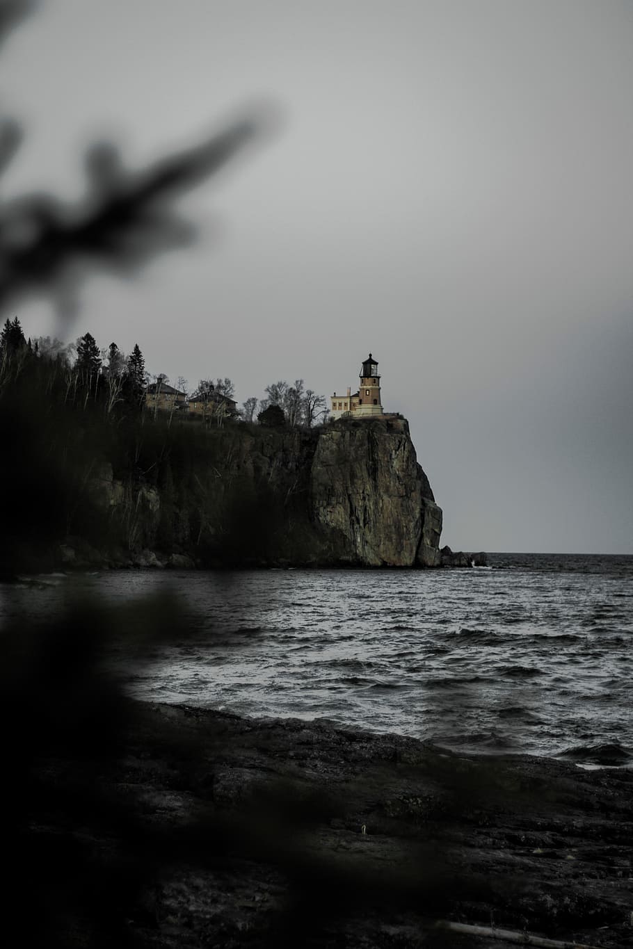 castel, corp, apă, alb, maro, far, stâncă, mare, roci, copac, ocean, plajă, lac, cer, teren, turn, malul mării, natură, exteriorul clădirii, arhitectură, scenice - natura, clădire, construită, îndrumare, frumusețe în natură, obiect de rocă, liniște, protecţie, nici o persoana, în aer liber, 5K