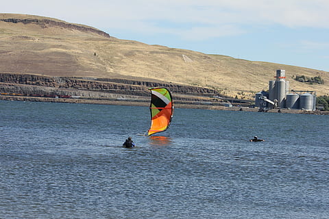 kitesurf, papírový drak, vítr, voda, moře, venku, den, Příroda, muži, skutečných lidí, nábřeží, krása v přírodě, hora, nebe, scenics - příroda, přeprava, námořní plavidlo, způsob dopravy, lidé, mimoměstské scény, životního stylu, pláž, bezpečnost, 5K, CC0, veřejná doména, bez autorských práv
