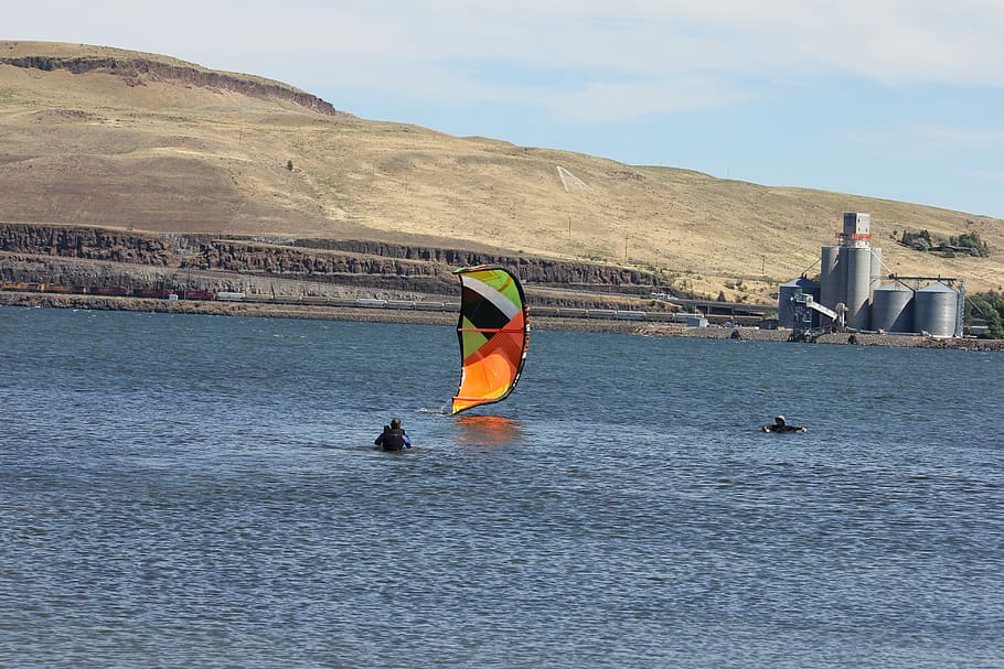 kitesurf, papírový drak, vítr, voda, moře, venku, den, Příroda, muži, skutečných lidí, nábřeží, krása v přírodě, hora, nebe, scenics - příroda, přeprava, námořní plavidlo, způsob dopravy, lidé, mimoměstské scény, životního stylu, pláž, bezpečnost, 5K