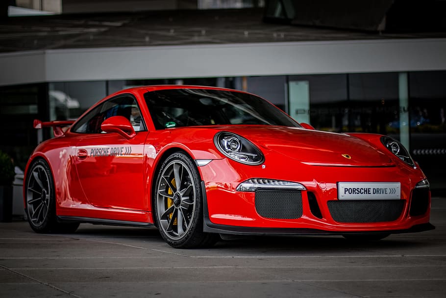 selektiv, fokus fotografering, rød, porsche 911 coupe, bil, auto, kjøretøy, transportere, transport, automotive, luksus, sport, kropp, transportmiddel, motorkjøretøy, land kjøretøy, sportsbil, ingen folk, detaljhandel, rikdom, konvertible, by, utstillingslokale, innendørs, dag, arkitektur, skinnende, 5K