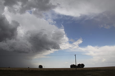 Luft, Wind, Oberfläche, Aussicht, Landschaft, wolke - himmel, Himmel, Umgebung, Schönheit in der Natur, Land, Szenen - Natur, Feld, Natur, keine Leute, ruhige Szene, Pflanze, Baum, Ruhe, Nicht-städtische Szene, draußen, Horizont, Horizont über Land, Transport, 4K, CC0, gemeinfrei, lizenzfrei