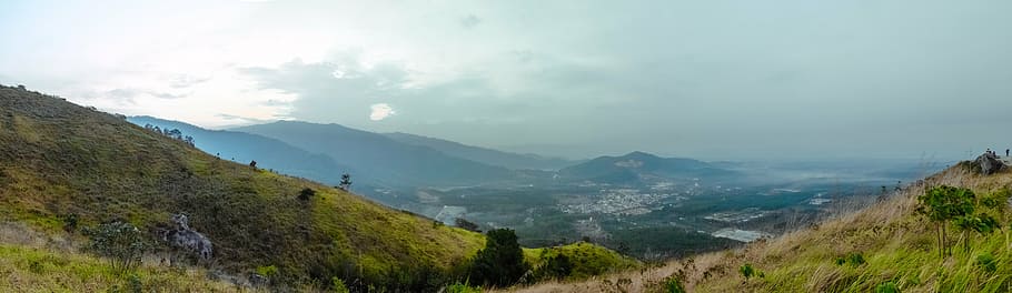 verd, muntanya, durant el dia, muntanyes, naturalesa, paisatge, cim, pics, herba, cel, horitzó, núvols, panorama, camp, escena tranquil·la, dia, escenics, cap gent, bellesa a la natura, a l'aire lliure, tranquil·litat, escenics - natura, medi ambient, núvol - cel, panoràmica, Serra, terra, boira, vall, planta, escena no urbana, cim de muntanya, cresta de muntanya, 5K