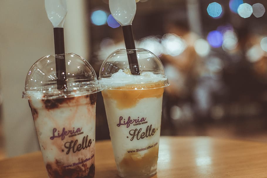 dos, liferia, Hola, begudes de cafè, marró, fusta, taula, bokeh, esmorzar, cafè, fred, cremós, tasses, producte diari, deliciós, postres, beure, menjar, fruita, vidre, icee, indulgència, llet, refrescos, sucre, dolç, te, vainilla, menjar i beguda, refresc, equipament per a la llar, frescor, copa, primer pla, a l'interior, natura morta, cafè - beguda, centrar-se en primer pla, cap gent, cafeteria, begudes sense alcohol, 5K