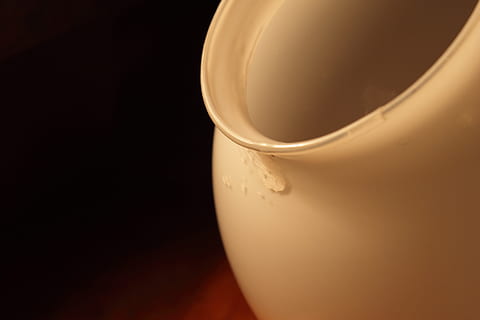 skupiać, lampa, światło, zdechlak, drink, jedzenie i picie, czarne tło, odbicie, szklanka, zbliżenie, studio strzał, wewnątrz, ceramika, pojedynczy obiekt, żadnych ludzi, kopia przestrzeń, jedzenie, Puchar, dobre samopoczucie, odetnij, pojemnik, kolorowe tło, mleko, odświeżenie, porcelana, filiżanka herbaty, 4K, CC0, domena publiczna, darmowe zdjęcia