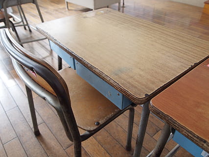 rektangulære, Brun, træ-, bord, ved siden af, armløse stol, skole, skrivebord, undersøgelse, erindringer, klasseværelse, skolebygning, træ - materiale, indendørs, ingen mennesker, sæde, fravær, gulve, stol, høj vinkel visning, træ, tom, stilleben, møbel, trægulv, forretning, i en række, tæt på, uddannelse, dag, metal, 4K, CC0, offentligt domæne, royaltyfrie