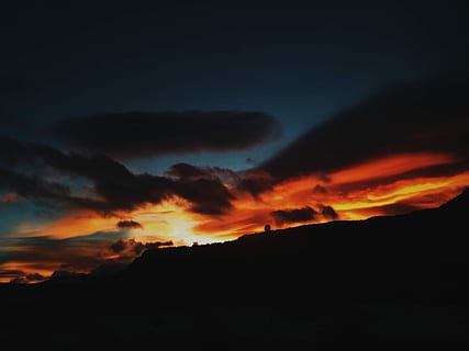 solnedgang sceneri, silhoutte, bjerg, solnedgang, aften, kontrast himmel, himmel, nat tid, dramatisk himmel, dramatisk, Sky, dramatisk solnedgang, sky - himmel, scenics - natur, skønhed i naturen, silhuet, orange farve, miljø, natur, ingen mennesker, rolig scene, ro, landskab, nat, mørk, idyllisk, udendørs, majestætisk, 1080P, CC0, offentligt domæne, royaltyfrie