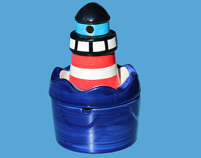 Leuchtturm, Leuchtfeuer, Versand, Tagesmarkierung, Navigation, Aschenbecher, Flasche, Blau, Studioaufnahme, Farbe, Sprühdose, Nahansicht, farbiger Hintergrund, keine Leute, drinnen, Blauer Hintergrund, Schutz, Container, Stillleben, Sicherheit, kopieren sie platz, Kunststoff, einzelnes Objekt, rot, ausgeschnitten, Zeichen, gestreift, 4K, CC0, gemeinfrei, lizenzfrei