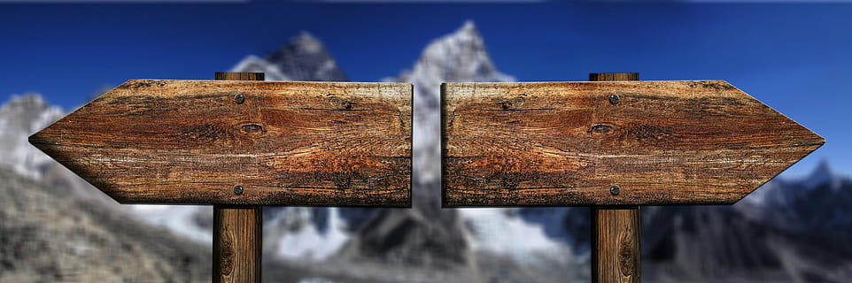 colpo di macro, Marrone, di legno, signages, elenco, tavola, direzione, Il prossimo, destra, pagina, opposto a, diverso, frecce, lontano, marcatura, direzione saggia, Nota, simbolo, segni, Monte Everest, montagne, vertice, legno - materiale, cartello, sfondi, rustico, blu, giorno, natura, cielo, nessuno, concentrarsi sulle conoscenze acquisite, architettura, avvicinamento, all'aperto, barriera, nuvola - cielo, recinto, metallo, struttura costruita, confine, esterno dell'edificio, vecchio, acqua, 4K, CC0, dominio pubblico, privo di copyright
