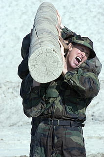 Log, Zusammenspiel, Ausbildung, Übung, Militär-, Stärke, Wettbewerb, Ausdauer, Fitness, zusammen, Einheit, Arbeit, Mission, Männer, eine Person, echte Menschen, Kleidung, Tag, Militäruniform, Winter, Dreiviertel Länge, Natur, Regierung, Land, Uniform, bewaffnete Kräfte, Freizeitbeschäftigung, Lebensstile, Porträt, Stehen, warme Kleidung, draußen, 2K, CC0, gemeinfrei, lizenzfrei