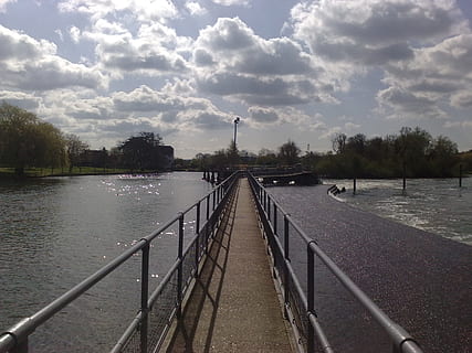 stemmeværk, thames, river, england, himmel, thames, flod, skyer, fluffy, bro - menneskeskabt struktur, vand, natur, udendørs, sky - himmel, træ, arkitektur, bygget struktur, rækværk, vejen frem, plante, dag, retning, faldende perspektiv, ingen mennesker, transportmidler, forbindelse, rejsemål, 2K, CC0, offentligt domæne, royaltyfrie