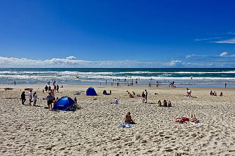 spiaggia, persone, Surf, bagnanti, nuoto, prendere il sole, mare, paesaggio marino, sabbia, acqua, oceano, orizzonte sull'acqua, grande gruppo di persone, vacanze, terra, viaggio, vacanza, cielo, folla, estate, gruppo di persone, attività di svago, natura, rilassamento, persone reali, giorno, blu, sole, all'aperto, 5K, CC0, dominio pubblico, privo di copyright