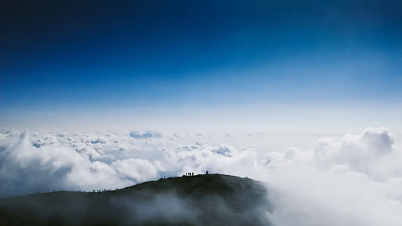letecký, fotografie, hora, dosažení, mraky, pokryté, nebe, scéna s oblaky, summitu, mrak, scénický, svítání, vrchol, cloudporn, modrá obloha, mrak - nebe, modrý, scenics - příroda, krása v přírodě, klid, klidné scény, Příroda, životní prostředí, kopie prostor, nikdo, venku, mlha, den, idylický, krajina, hrůza, načechraný, měkkost, výše, 2K, CC0, veřejná doména, bez autorských práv