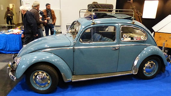 eerlijk, tentoonstelling, Old Timer, vw, vw kever, auto, historisch, oude auto's, klassiek, oldtimertentoonstelling, vervoer, wijze van transport, saamhorigheid, mensen, bedrijf, mannen, vrouw, volwassen, motorvoertuig, kleinhandel, retro gestileerd, paar - relatie, landvoertuig, boodschappen doen, staand, reizen, dag, consumentisme, 4K, CC0, publiek domein, royaltyvrij
