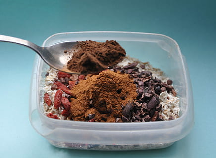 Arche, Brot, Bohnen, Zimt, Pulver, Küche, Essen und Trinken, drinnen, farbiger Hintergrund, Studioaufnahme, Granola, Lebensmittel, Löffel, Küchenutensilien, Schüssel, Essgeschirr, Frische, keine Leute, Stillleben, Wohlbefinden, Nahansicht, gesundes Essen, Container, Mahlzeit, getrocknetes Essen, Tabelle, Frühstück, 2K, CC0, gemeinfrei, lizenzfrei