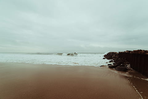 vista al mar, costa, ver, playa, marrón, nubes, cian, gris, rocas, arena, mar, navegar, olas, línea costera, naturaleza, agua, ola, cielo, nadie, al aire libre, nube - cielo, paisaje, tranquilidad, escena tranquila, tierra, belleza en la naturaleza, paisajes - naturaleza, horizonte sobre el agua, horizonte, rock, día, movimiento, roca - objeto, 1080P, CC0, dominio público, libre de derechos