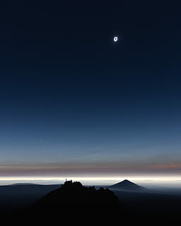 silueta, castillo, lunar, eclipse, parte superior, ver, montaña, cubierto, nubes, horizonte, Eclipse solar, cielo, noche, cielo nocturno, paisaje, totalidad, Oregón, Luna, paisajes - naturaleza, tranquilidad, escena tranquila, estrella - espacio, belleza en la naturaleza, naturaleza, espacio, astronomía, nadie, ambiente, al aire libre, azul, idílico, árbol, Luna llena, oscuro, luz de la luna, 4K, CC0, dominio público, libre de derechos
