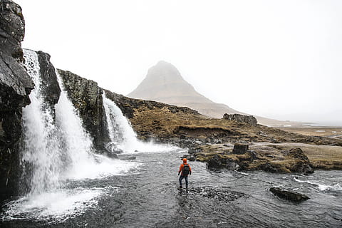 mand, rygsæk, stående, flod, ved siden af, vandfald, fotografering, udendørs, den eneste ene, natur, vand, mennesker, herrer, bjerg, eventyr, scenics, landskab, farvebillede, kun voksne, kun en mand, voksen, kun mænd, en person, scenics - natur, skønhed i naturen, rock-objekt, klippe, solid, himmel, fritidsaktivitet, fuld længde, aktivitet, bagfra, rock formation, dag, ikke-urbane scene, flydende vand, kigger på visning, 5K, CC0, offentligt domæne, royaltyfrie
