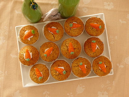 muffinit, pääsiäinen, leipoa, ruoka ja juoma, ei ihmisiä, sisällä, ruoka, suuri joukko esineitä, lähikuva, tuoreus, korkea kulma, terveellinen ruokavalio, makea ruoka, pöytä, asetelma, valmis syömään, levy, järjestely, makea, paistettu, rivissä, hemmottelu, tarjotin, valinta, hyvinvointi, välipala, japanilaista ruokaa, houkutus, 4K, CC0, public domain, rojaltivapaa