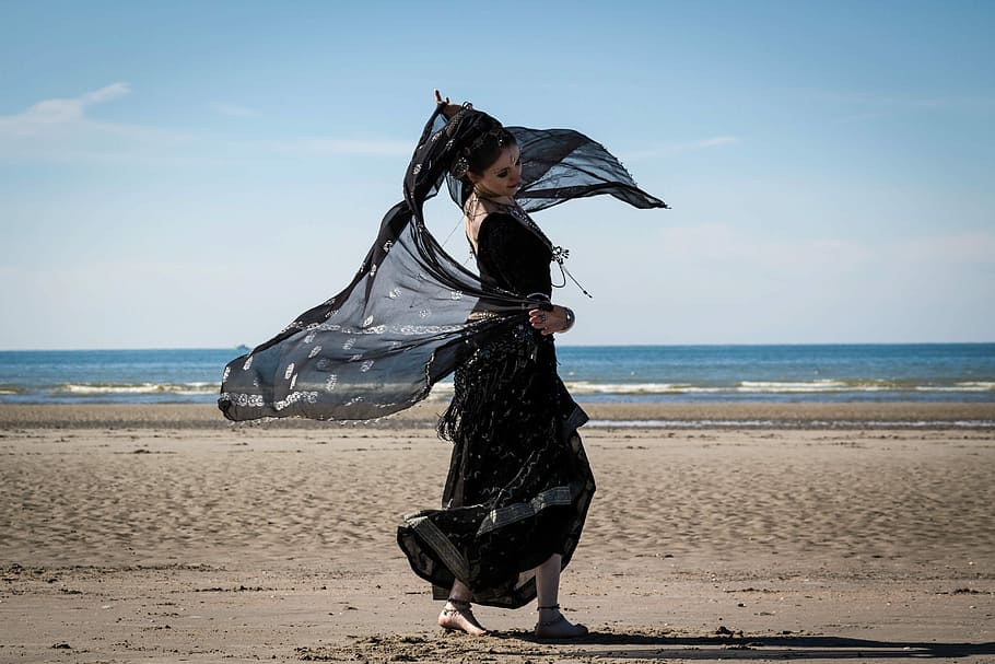 kobieta, czarny, długie, sukienka, trzymać, szalik, na stojąco, pobrzeże, Kobieta w czerni, długa sukienka, parasol, plaża, ludzie, morze, jedna osoba, kobiety, woda, na dworze, piasek, dorosły, tylko jedna kobieta, tylko kobiety, wylądować, horyzont nad wodą, niebo, pełna długość, horyzont, Natura, dzień, prawdziwi ludzie, długie włosy, spędzania wolnego czasu, fryzura, wiatr, ludzkie ramię, podniesione ramiona, 5K