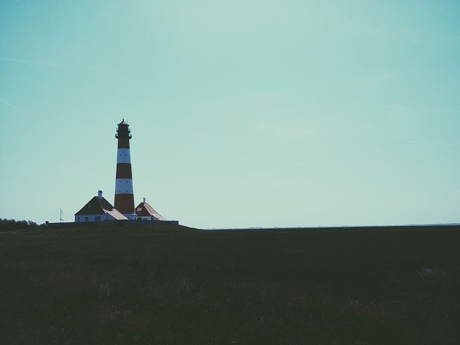 torre luminosa, giorno, faro, cielo, nessuno, mare, natura, Torre, posizioni di viaggio, architettura ed edifici, paesaggio, copia spazio, architettura, struttura costruita, esterno dell'edificio, destinazioni di viaggio, costruzione, guida, cielo sereno, campo, terra, protezione, sicurezza, direzione, all'aperto, erba, 4K